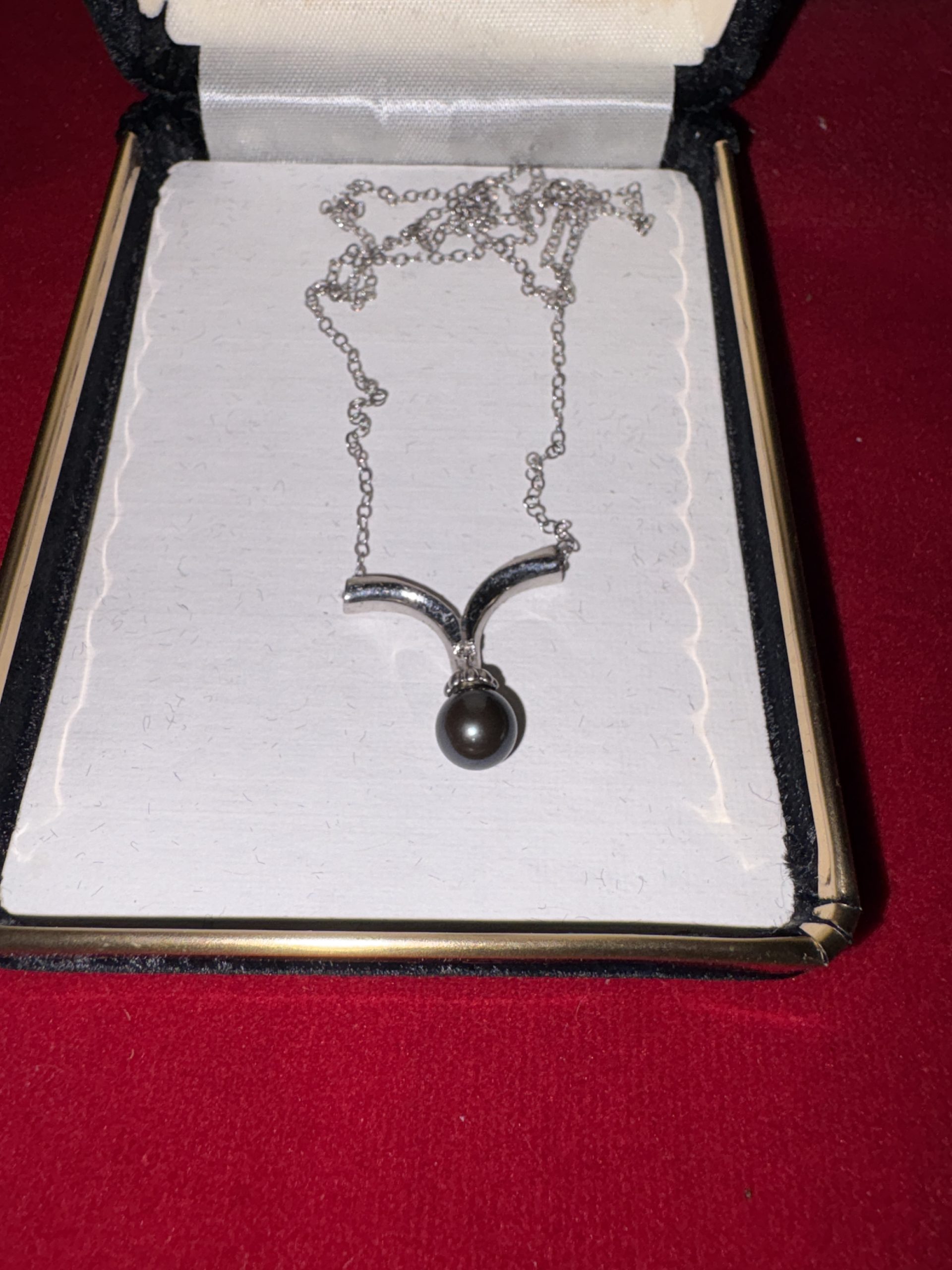 Vintage Silver-Tone Black Pearl Pendant Necklace with V-Shape Bail - Image 2