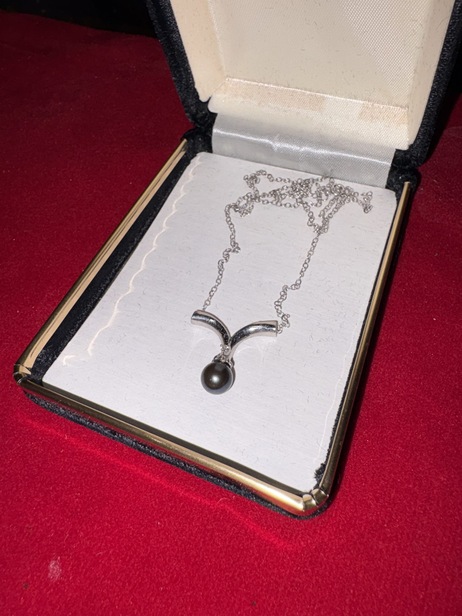 Vintage Silver-Tone Black Pearl Pendant Necklace with V-Shape Bail - Image 3