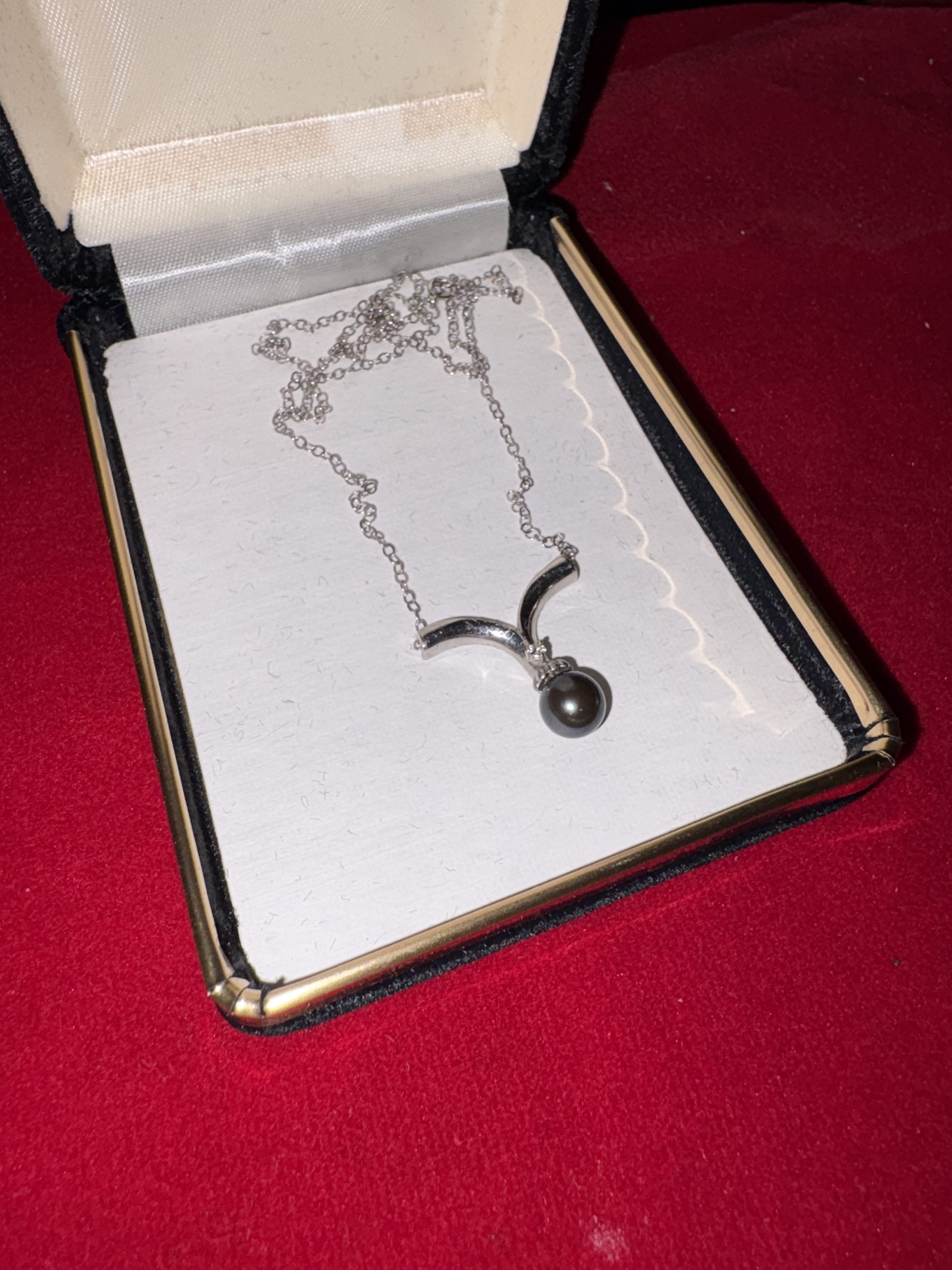 Vintage Silver-Tone Black Pearl Pendant Necklace with V-Shape Bail - Image 4